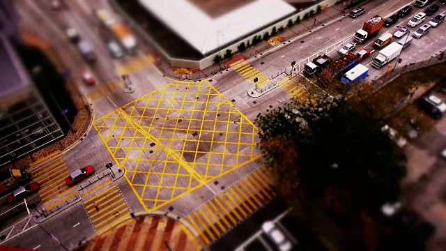 香港MegaBox购物中心十字路口的倾斜交通视频素材