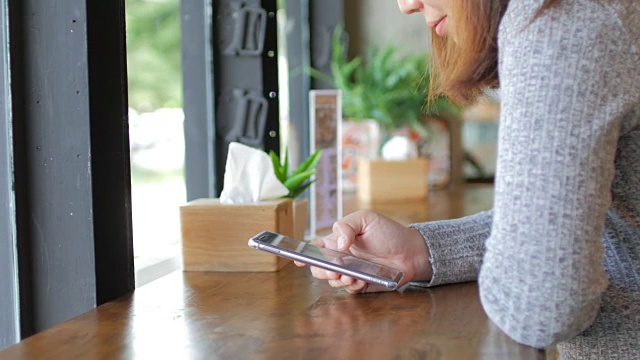 女人使用手机和放松在咖啡馆，摄影视频素材