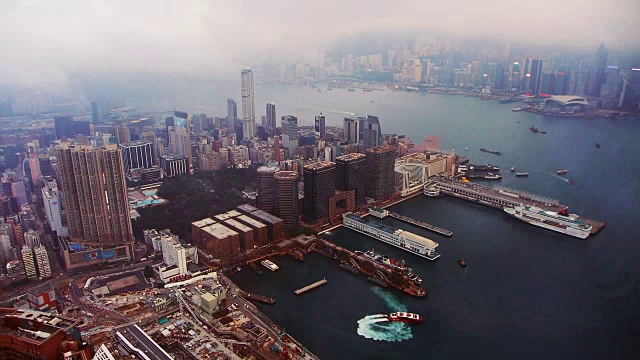驶离香港港湾的快艇。视频素材