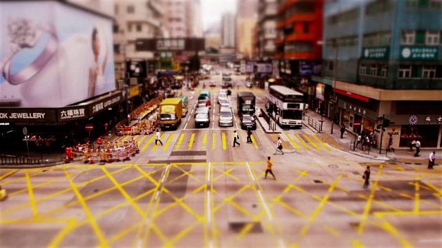 香港九龙旺角十字路口的倾斜交通视频素材