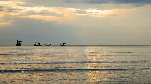 金色日出的渔船景观视频素材