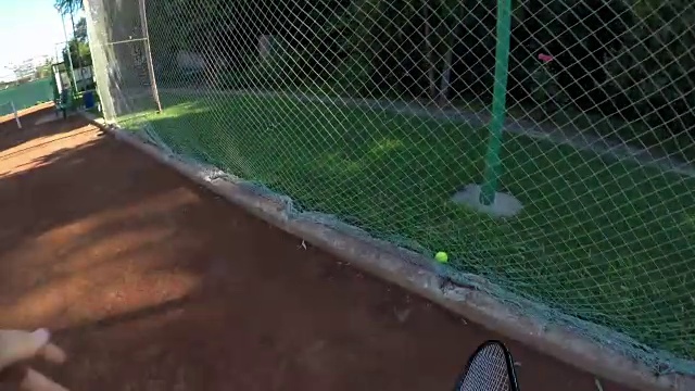 网球运动员在场上跑动和发球的角度视频下载