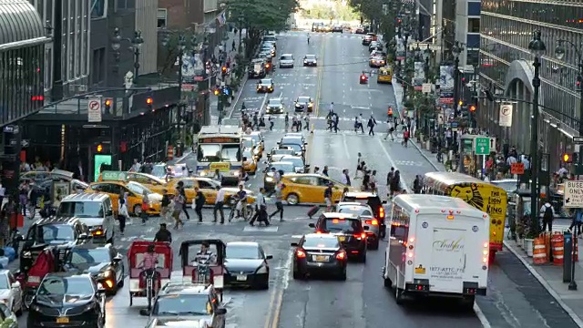 纽约街道上的交通。城市街道上的行人、通勤者和车辆。城市环境中的人行横道与十字路口。视频素材