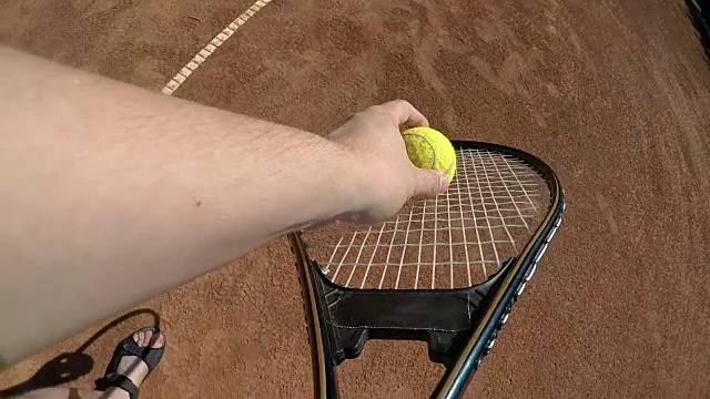 夏日网球场中，网球运动员手握球拍发球时的慢动作视频下载