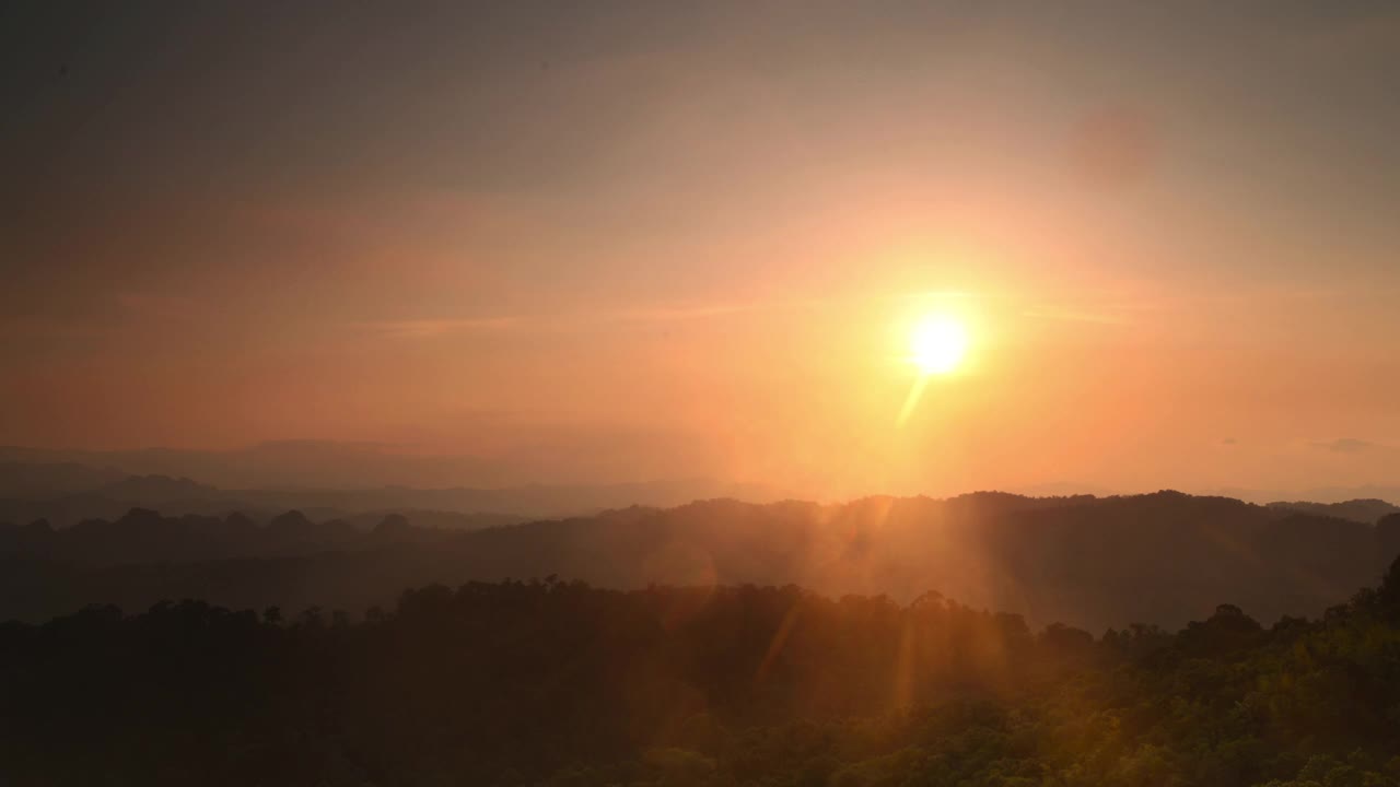 时间流逝的太阳落在热带雨林的山丘，梅加达，缅甸视频下载