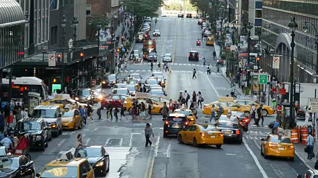 大都会城市街道上的交通状况。在大城市十字路口的汽车和其他车辆。视频素材