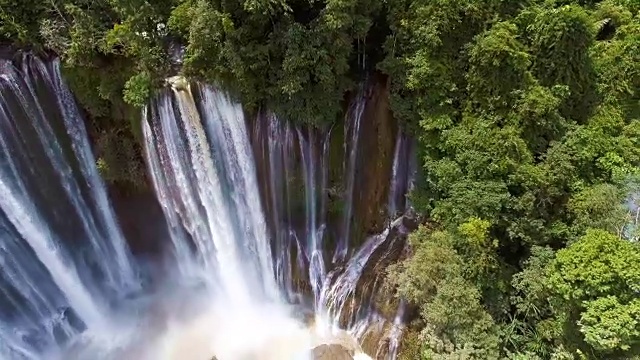 惊人的瀑布与深热带森林，Thi Lo Su瀑布，德省，泰国，鸟瞰图视频素材