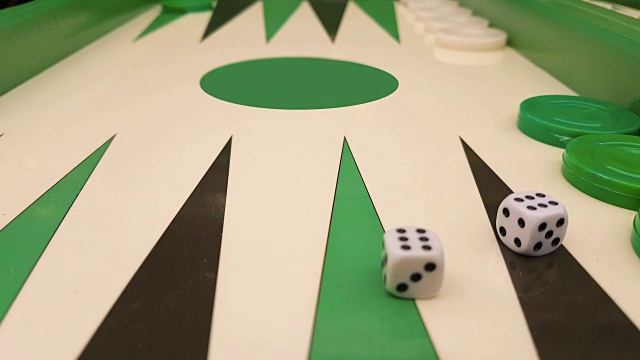 双陆棋游戏接近与两个骰子的运动。视频素材