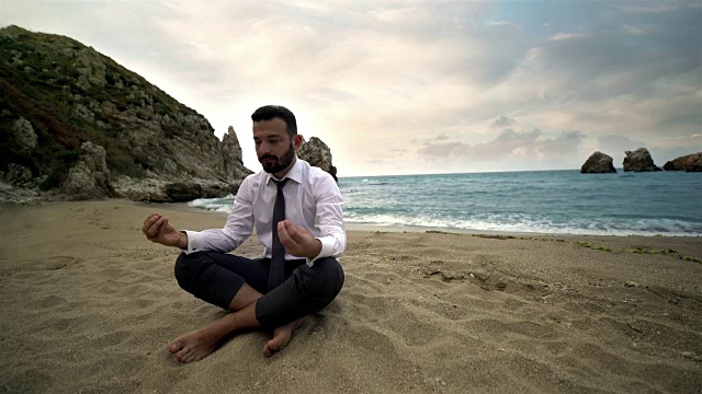 商人在海滩上做瑜伽- 4K分辨率视频下载