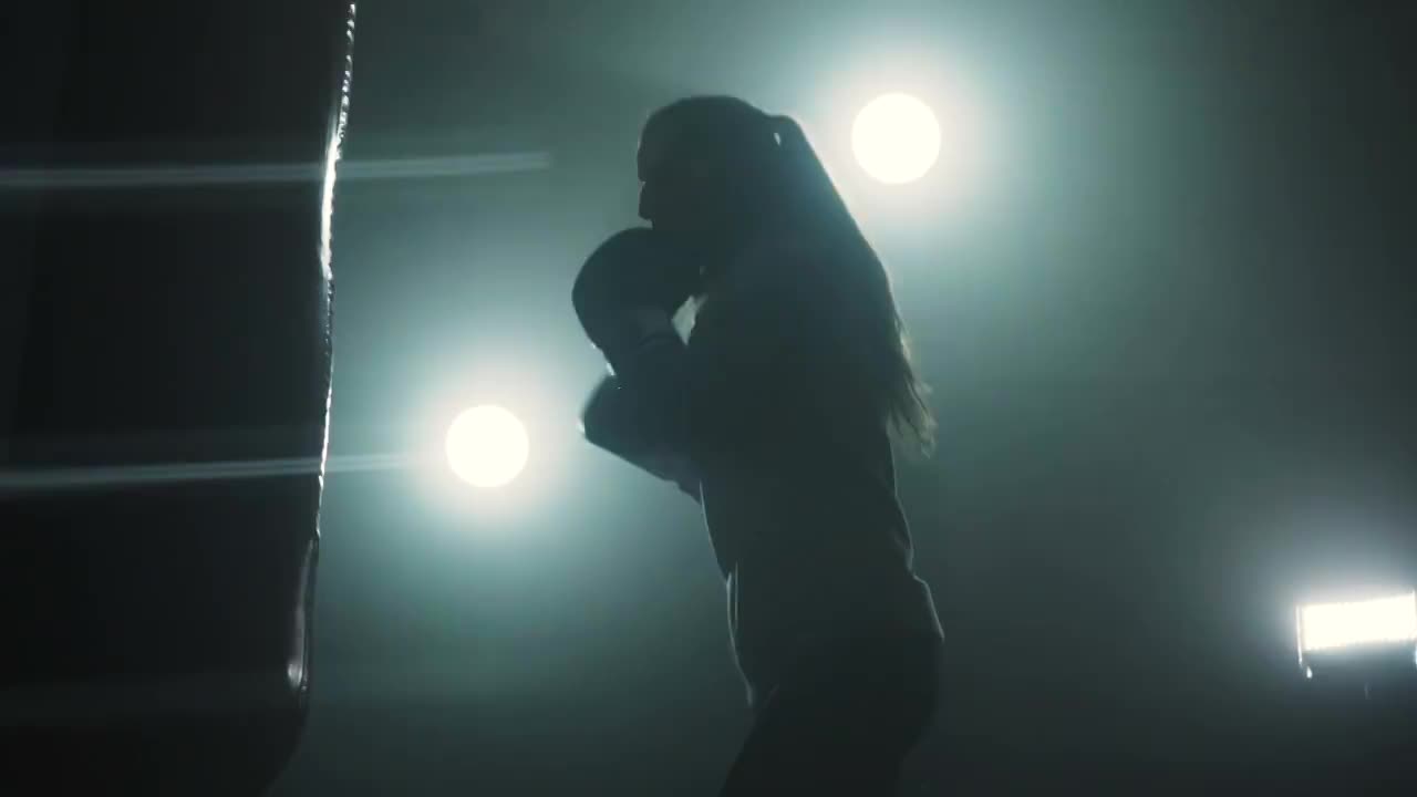 精力充沛的女子跆拳道视频素材