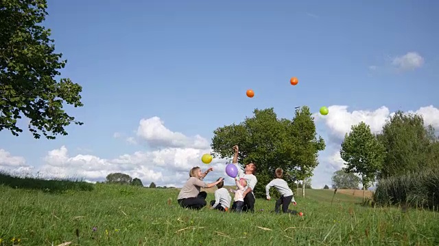 家人在草坪上放飞气球视频下载