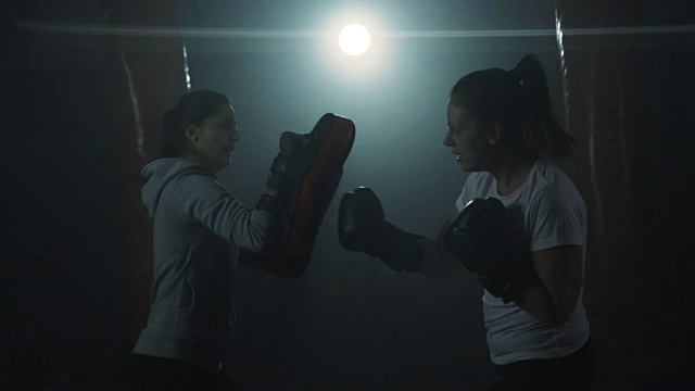 女子拳击训练视频素材