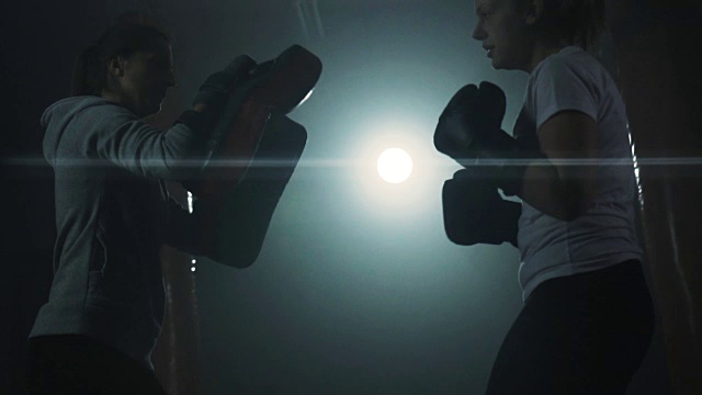 女子拳击训练视频素材