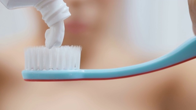 牙膏涂在牙刷上视频素材
