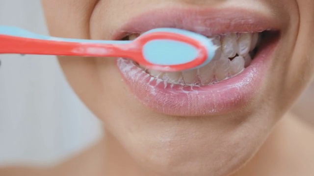女人用牙刷刷牙视频素材
