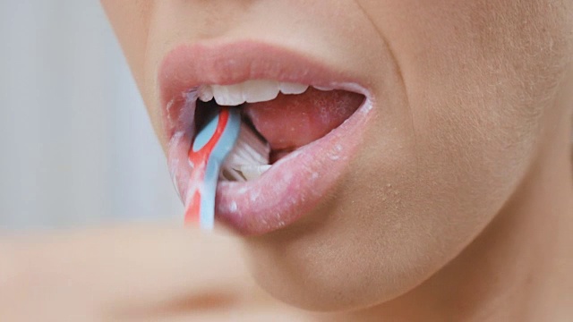 女人刷牙齿视频素材