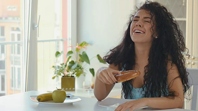 女人在百吉饼和水果中选择健康食物视频下载
