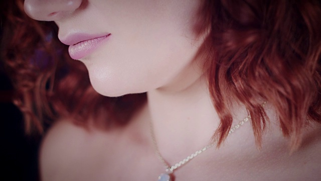 4k特写女人脖子与宝石项链视频素材