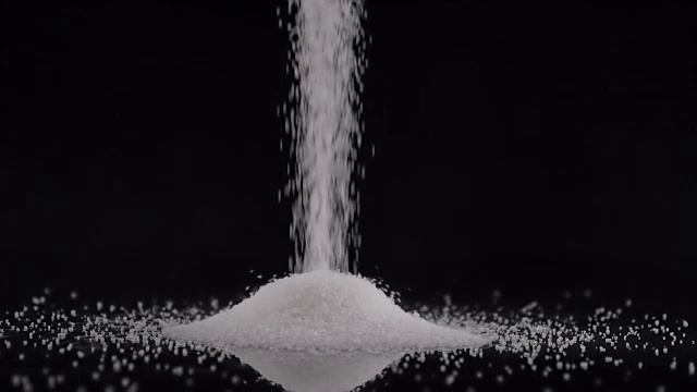 白糖倒在黑色的背景上视频素材