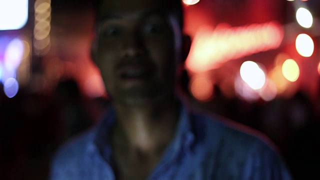 一个男人在室外的音乐会上唱歌跳舞视频下载