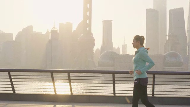 在城市环境中慢跑的亚洲女人视频素材