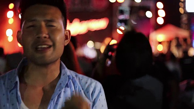 一个男人在室外的音乐会上唱歌跳舞视频素材