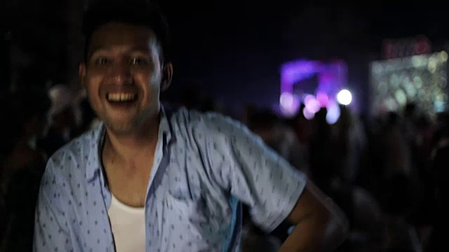 一个男人在室外的音乐会上唱歌跳舞视频素材