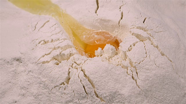 新鲜鸡蛋在白面粉中缓慢下落视频素材