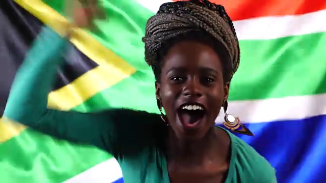 南非年轻黑人妇女用南非国旗庆祝视频下载