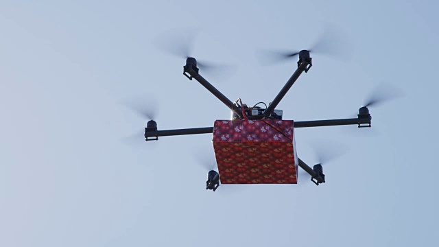 特写镜头光晕:未来派的无人机在太阳上空飞行圣诞礼物视频下载