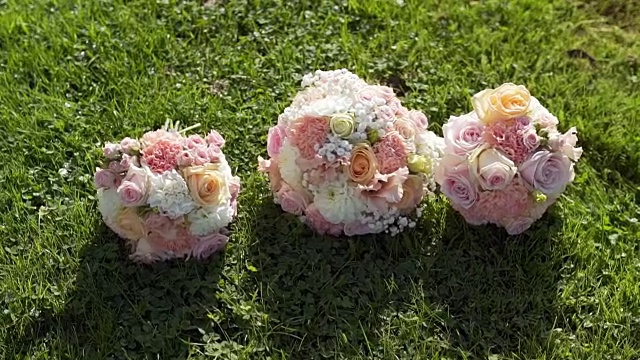 草地上美丽的婚礼花束视频下载