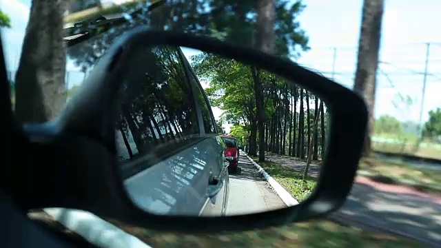 从汽车后视镜中看到的道路。慢镜头120fps拍摄后视镜视频素材