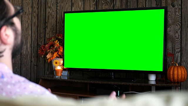 愤怒的千禧一代男性对绿屏电视上的普通体育比赛感到不满视频素材