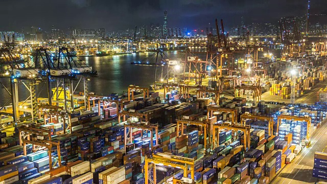 香港货柜码头夜间的时间推移-香港葵青货柜码头是世界上最繁忙的港口之一。视频素材