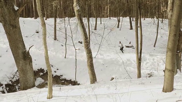 年轻人在冬天的森林里奔跑视频素材