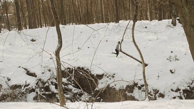 运动员在冬季的森林里奔跑视频素材