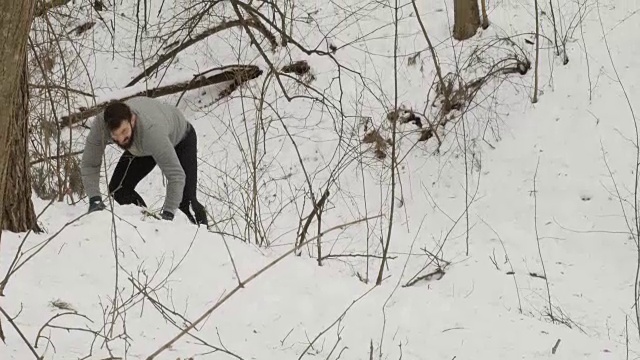肌肉发达的运动员正爬上森林里的雪山视频素材