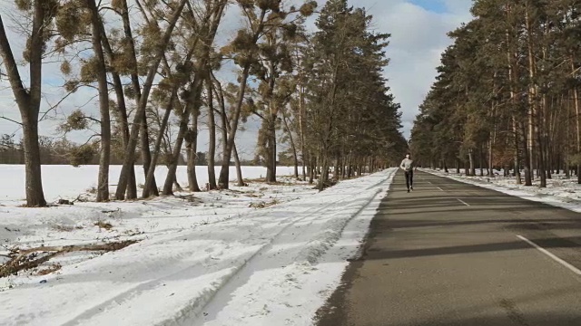 肌肉发达的运动员在冬季的路上跑步视频素材