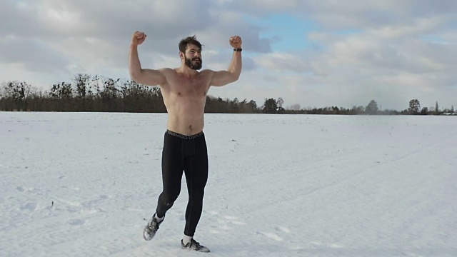 赤裸的肌肉男举起手，好像赢了什么似的视频下载
