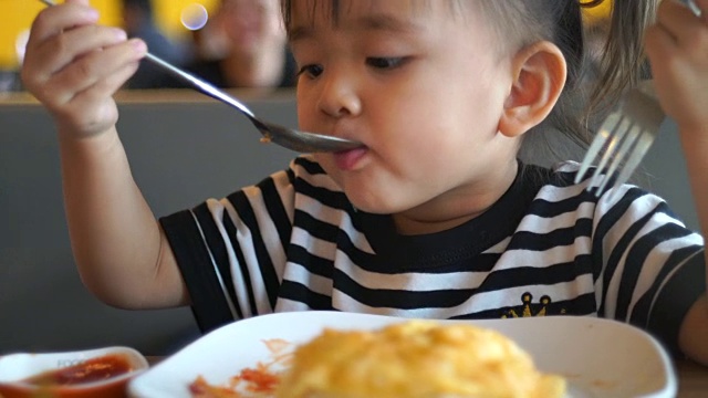 亚洲儿童在餐厅用餐视频下载