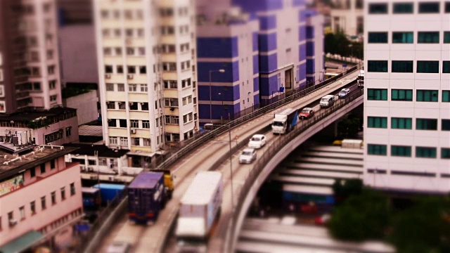 香港九龙经高层大厦的倾斜道路视频素材