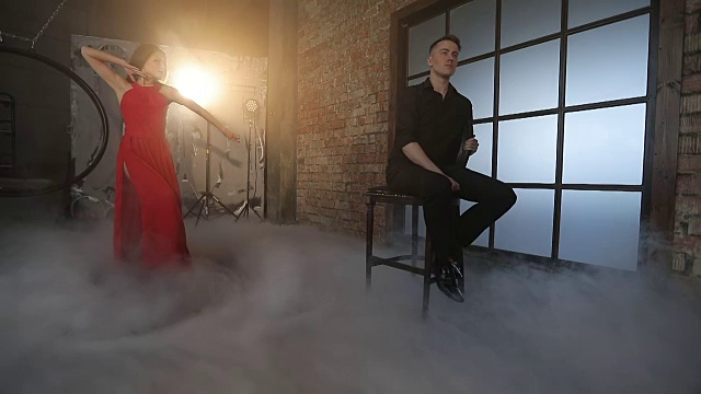 专业的交际舞夫妇在烟雾中摆姿势。视频素材