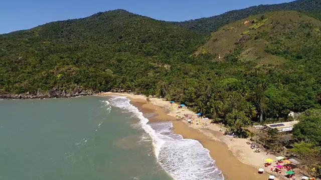 巴西伊尔哈贝拉Jabaquara海滩鸟瞰图视频素材