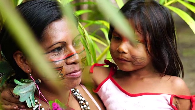 母亲和女儿在亚马逊的一个土著部落视频素材