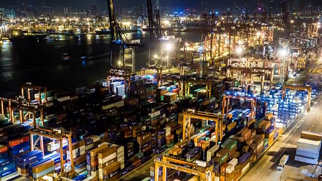 香港货柜码头夜间的时间推移-香港葵青货柜码头是世界上最繁忙的港口之一。视频素材