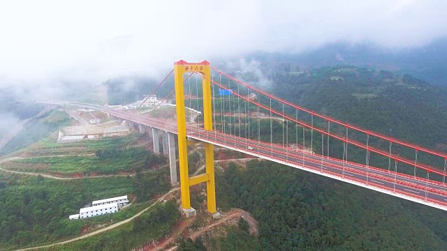 悬索桥鸟瞰图连接之间的山，g徽州，中国视频下载