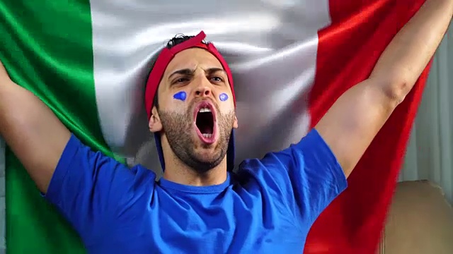 意大利人拿着意大利国旗庆祝视频素材