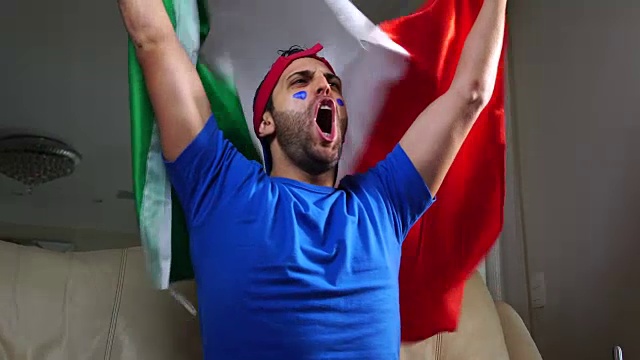 意大利人拿着意大利国旗庆祝视频素材