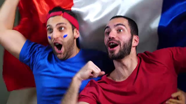 法国朋友举着法国国旗庆祝视频素材