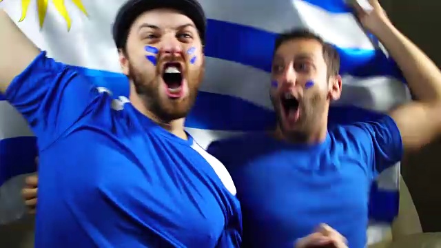 乌拉圭朋友举着乌拉圭国旗庆祝视频素材